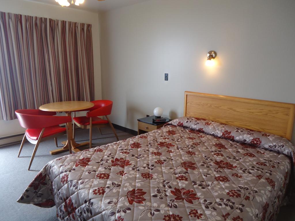 Hotel-Motel Le Pharillon Cap-des-Rosiers Ruang foto