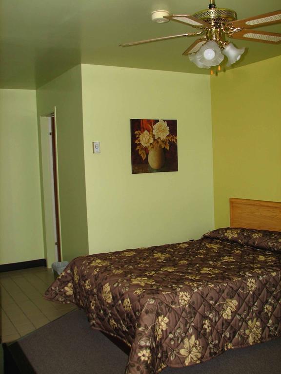 Hotel-Motel Le Pharillon Cap-des-Rosiers Ruang foto